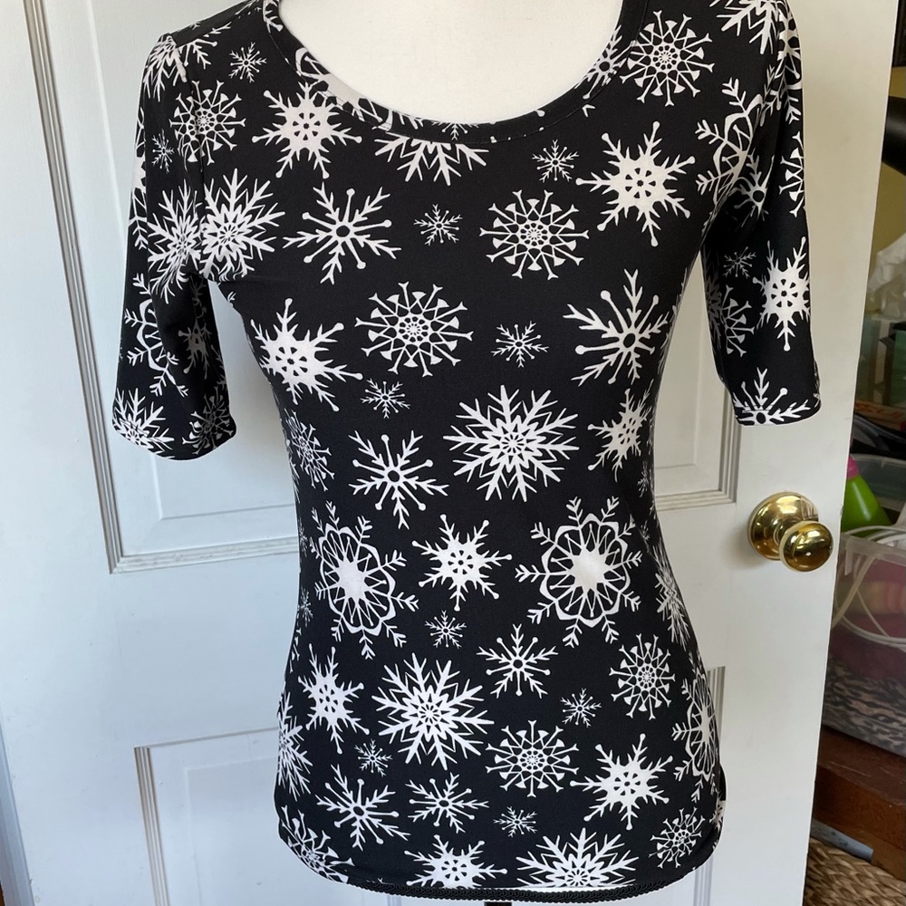 LuLaRoe Snowflake Top - Picture 7 of 13